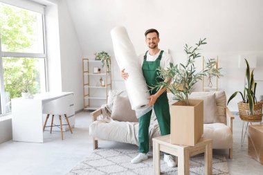 Kabarcık ambalajlı erkek işçi