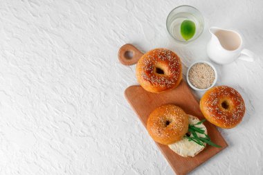 Beyaz arka planda tereyağlı ve roka aromalı lezzetli simit tahtası.