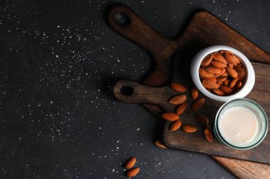 Bir bardak taze badem sütü ve fındıklı fındık.