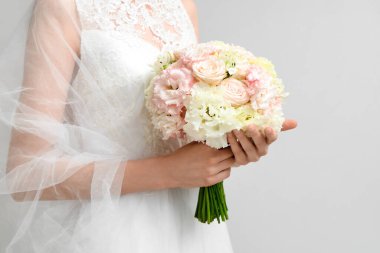 Açık arkaplanda düğün buketi olan güzel gelin