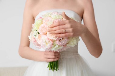 Açık arkaplanda düğün buketi olan güzel gelin