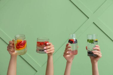 Yeşil zemin üzerinde erimiş su olan birçok el