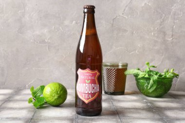 Limonlu ve naneli bir şişe lezzetli kombu çayı.