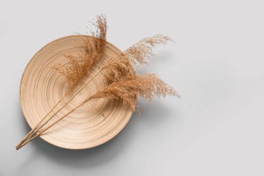 Beyaz zemin üzerinde kuru sazlıklar ile plaka