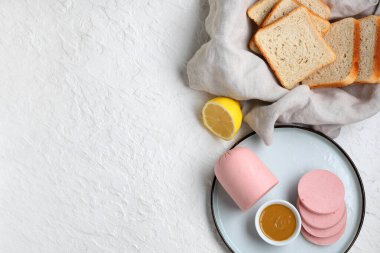 Lezzetli kaynamış sosis, ekmek ve hardal sosu dilimli grunge beyaz arka planda