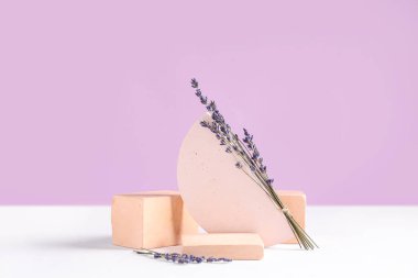 Renkli arka planda lavanta çiçekleri olan dekoratif podyumlar