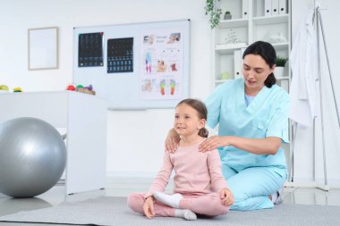 Biraz hasta esneme ve klinikte egzersiz yapan kadın osteopat.