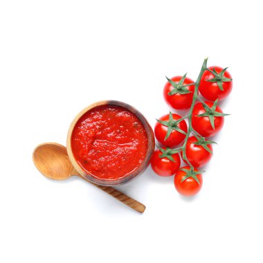 Beyaz arka planda ahşap bir kase domates sosu.