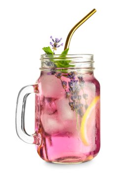 Mason kavanozu beyaz arka planda çiçekli taze lavantalı limonata.