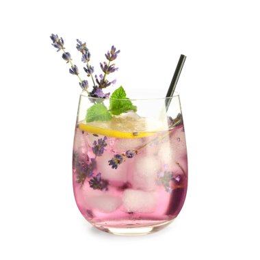 Bir bardak taze lavantalı limonata ve beyaz arka planda çiçekler.