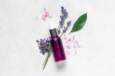 Deniz tuzu, çiçekler ve arka planda gerekli lavanta yağı