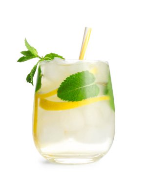 Beyaz arka planda naneli taze limonata.