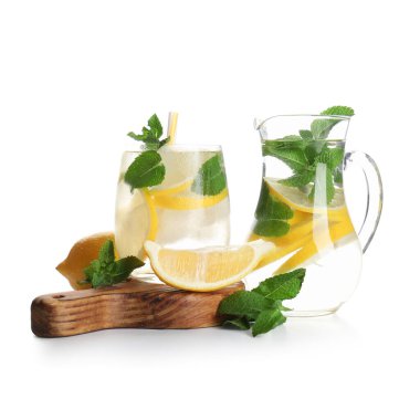 Beyaz arka planda naneli bir bardak taze limonata.