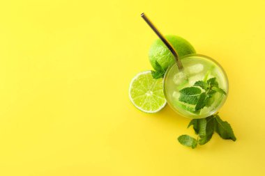 Limonlu ve nane arkaplanlı bir bardak taze limonata.