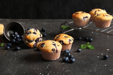 Soğutma rafı ve lezzetli yabanmersinli çörekler siyah arka planda