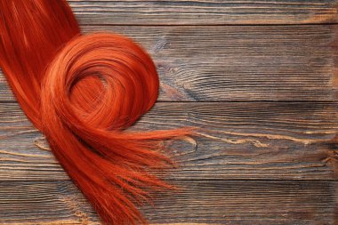 Ahşap arka planda kızıl saç teli