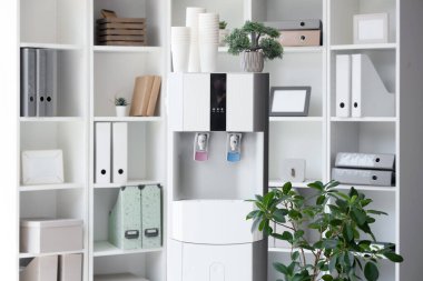 Kağıt bardaklı ve fabrikalı modern su soğutucusu.