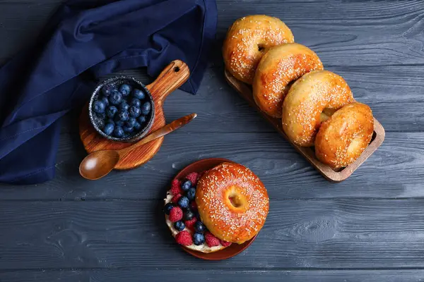 Mavi ahşap arka planda böğürtlenli lezzetli simit tabağı.