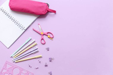 Leylak arkaplan üzerine kırtasiye malzemesi ve boş defter kompozisyonu