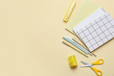 Renk arkaplanı üzerine not defterleri olan bir kırtasiye seti