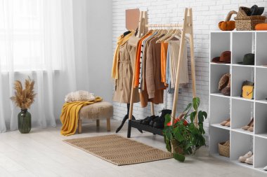 Güz giysileri ve aksesuarları olan şık bir soyunma odası.