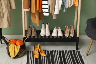 Farklı modern ayakkabılarla soyunma odasında durun.