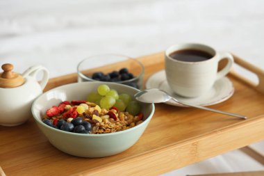 Yatak odasındaki tepside lezzetli bir kahvaltı, yakın plan.