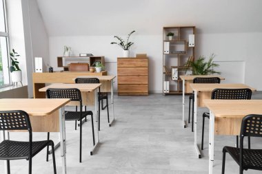 Modern boş sınıfın iç mimarisi.