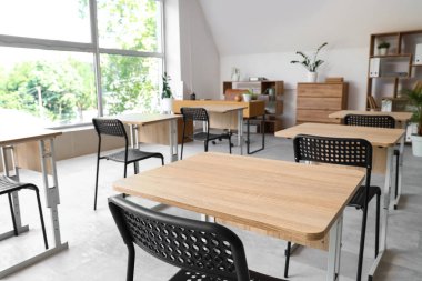 Modern boş sınıfın iç mimarisi.