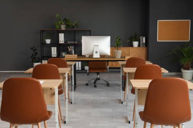 Modern stil boş sınıfın içi sınav için hazırlandı.