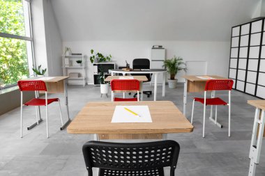 Modern okulda sınav için hazırlanan sınıfın içi.