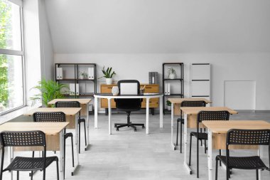 Okuldaki boş sınıflarda masalar ve sandalyeler