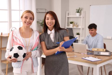 Okul ofisindeki bayan öğretmenler