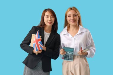 Mavi arka planda kadın İngilizce ve matematik öğretmenleri