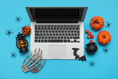 Cadılar Bayramı kutlamaları için modern dizüstü bilgisayar ve dekor kompozisyonu