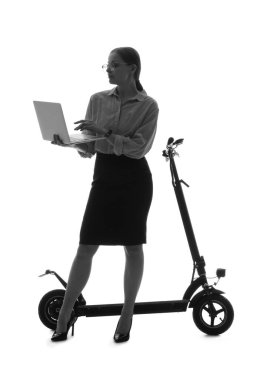 Beyaz arka planda dizüstü bilgisayar ve elektrikli scooterla çalışan iş kadını silueti