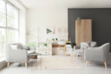 Koltuğu, koltuğu ve işyeri olan oturma odasının bulanık görüntüsü