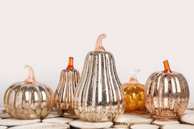 Ahşap masada beyaz arkaplana karşı dekoratif balkabakları