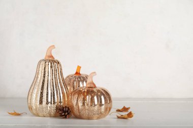 Beyaz masa üzerinde dekoratif kabaklar
