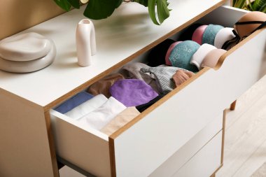Odada kadın iç çamaşırları olan açık çekmece, yakın plan.