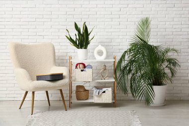 Odanın içinde sepetli raflar ve kadın iç çamaşırları var.