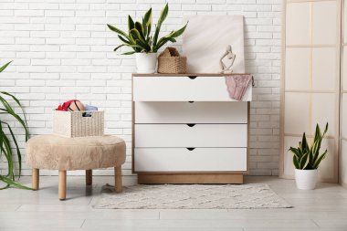 İçinde çekmeceler, puf ve kadın iç çamaşırları olan bir oda.