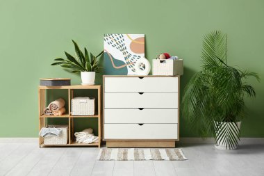 İçinde çekmeceler, sepetler ve kadın iç çamaşırları olan bir oda.