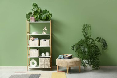 Odanın içinde raf ünitesi, puf ve kadın iç çamaşırları var.