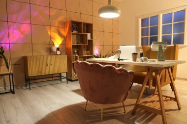 Podcaster 'ın iş yeri ve parlayan lambaları olan stüdyonun içi.