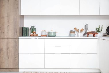 Mutfaktaki beyaz tezgahlarda yemek pişirmek.