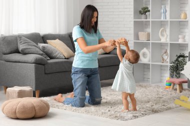 Anne evde küçük bebeğine küp veriyor.