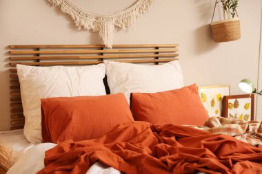 Sonbahar süslemeleri ve büyük yataklı şık bir yatak odası.