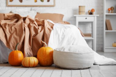 Şık sonbahar yatak odasının içinde balkabakları ve kanepeleri var.