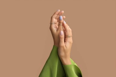 Renkli arka plana karşı güzel manikürlü kadın elleri, yakın plan.